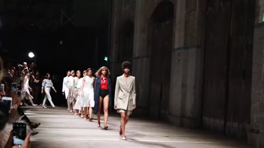 Screenshotter MERCEDESBENZFASHIONWEEKFASHIONWEEKWTWICEBLESSED 10’44”