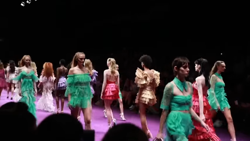 Screenshotter MERCEDESBENZFASHIONWEEKFASHIONWEEKWTWICEBLESSED 11’34”