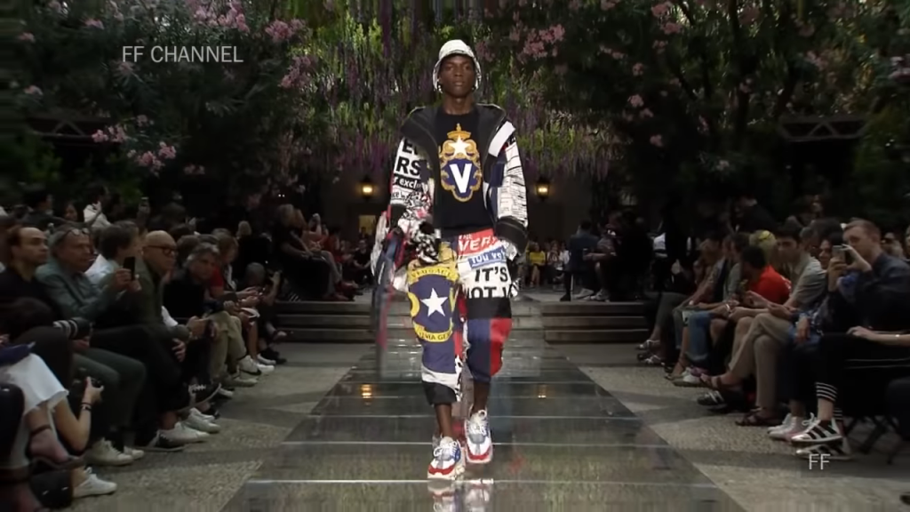 Screenshoter VersaceSpringSummer2019FullFashionShowMenswear 1'40 "