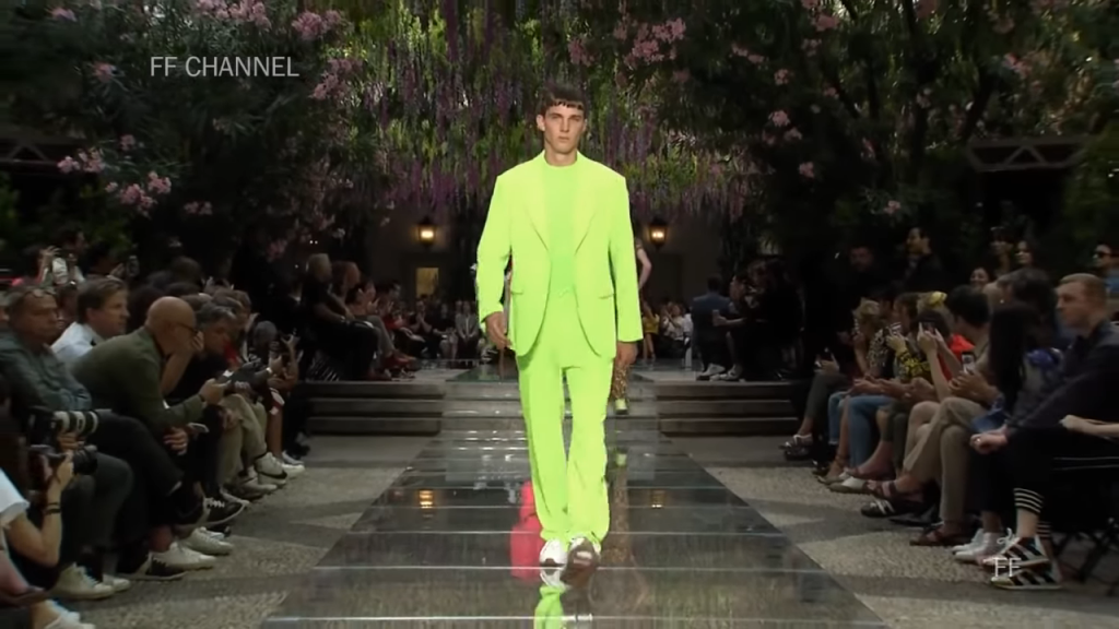 Screenshoter VersaceSpringSummer2019FullFashionShowMenswear 5'06 "