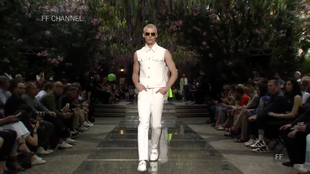 Screenshoter VersaceSpringSummer2019FullFashionShowMenswear 5'35 "