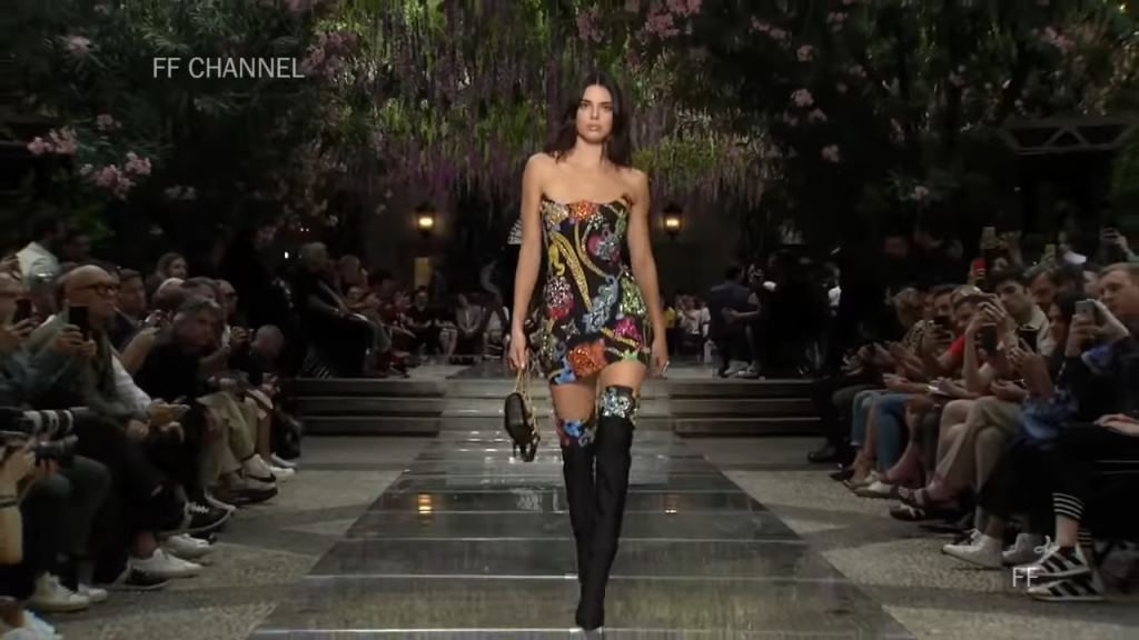 Screenshoter VersaceSpringSummer2019FullFashionShowMenswear 7'40 "