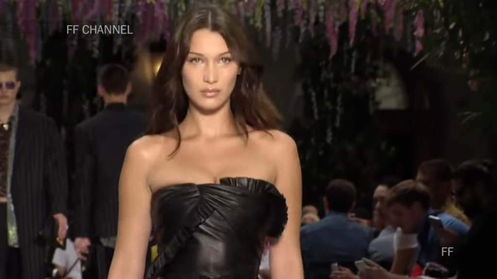 Screenshoter VersaceSpringSummer2019FullFashionShowMenswear 8'42 "